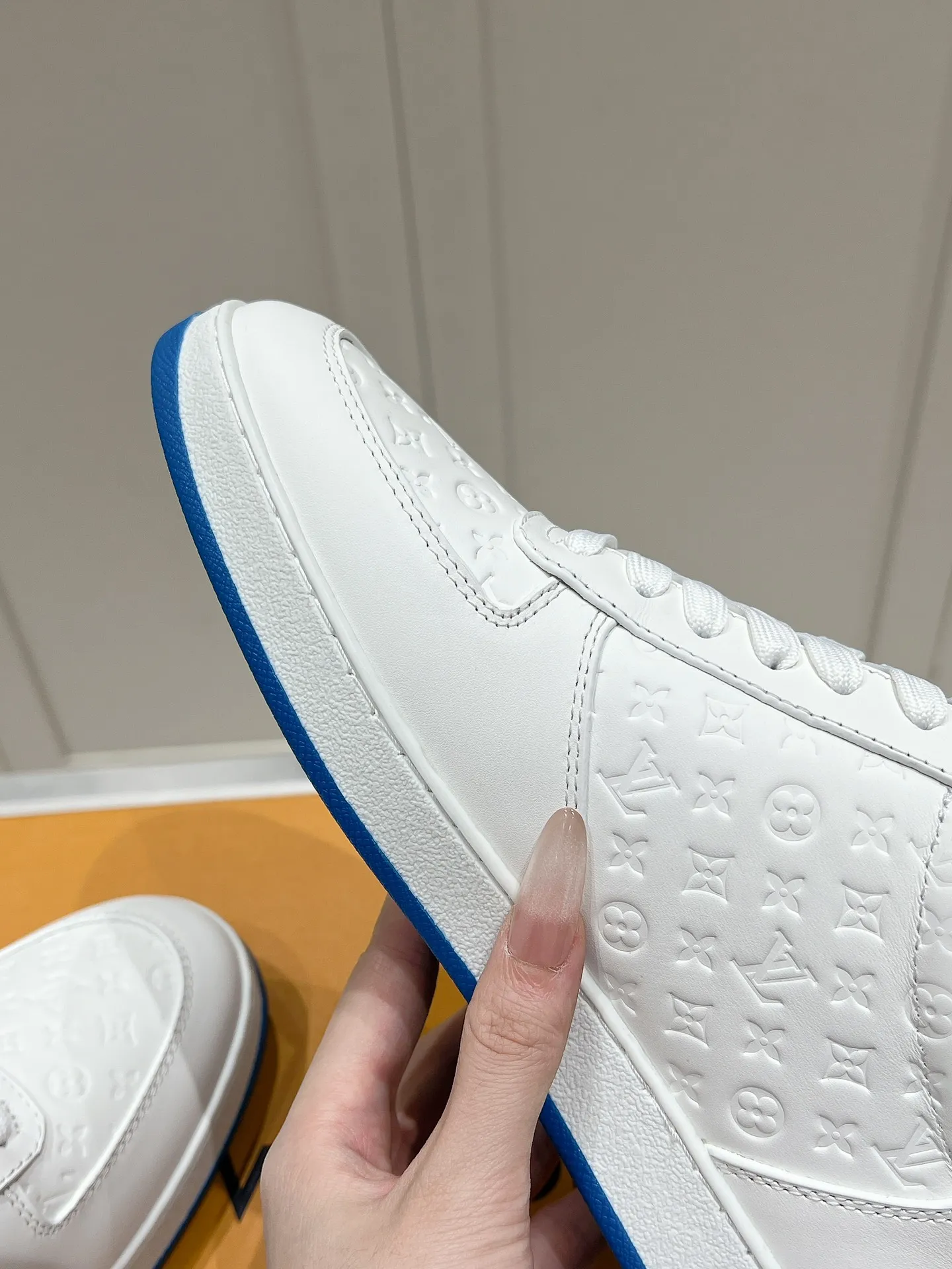 👟👟Ex-factory price 680👟👟 LV new style casual white shoes for men, simple and fashionable, light and comfortable, size: 39-44 (order 45)